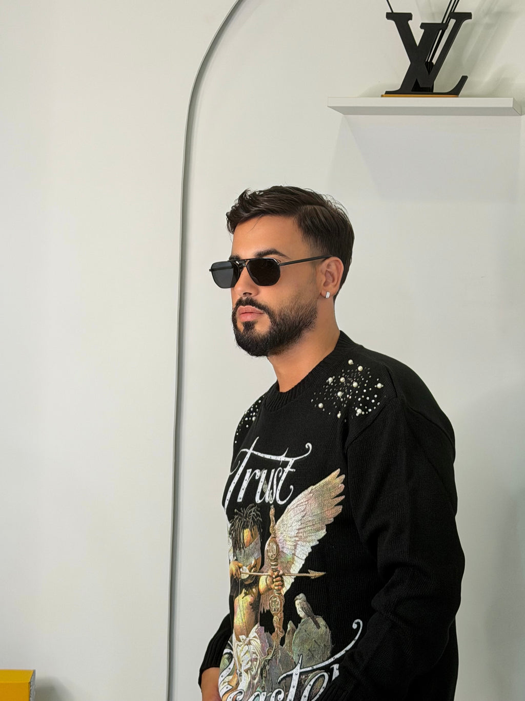 Maglione Oversize Trust con Perle e Grafica Vintage
