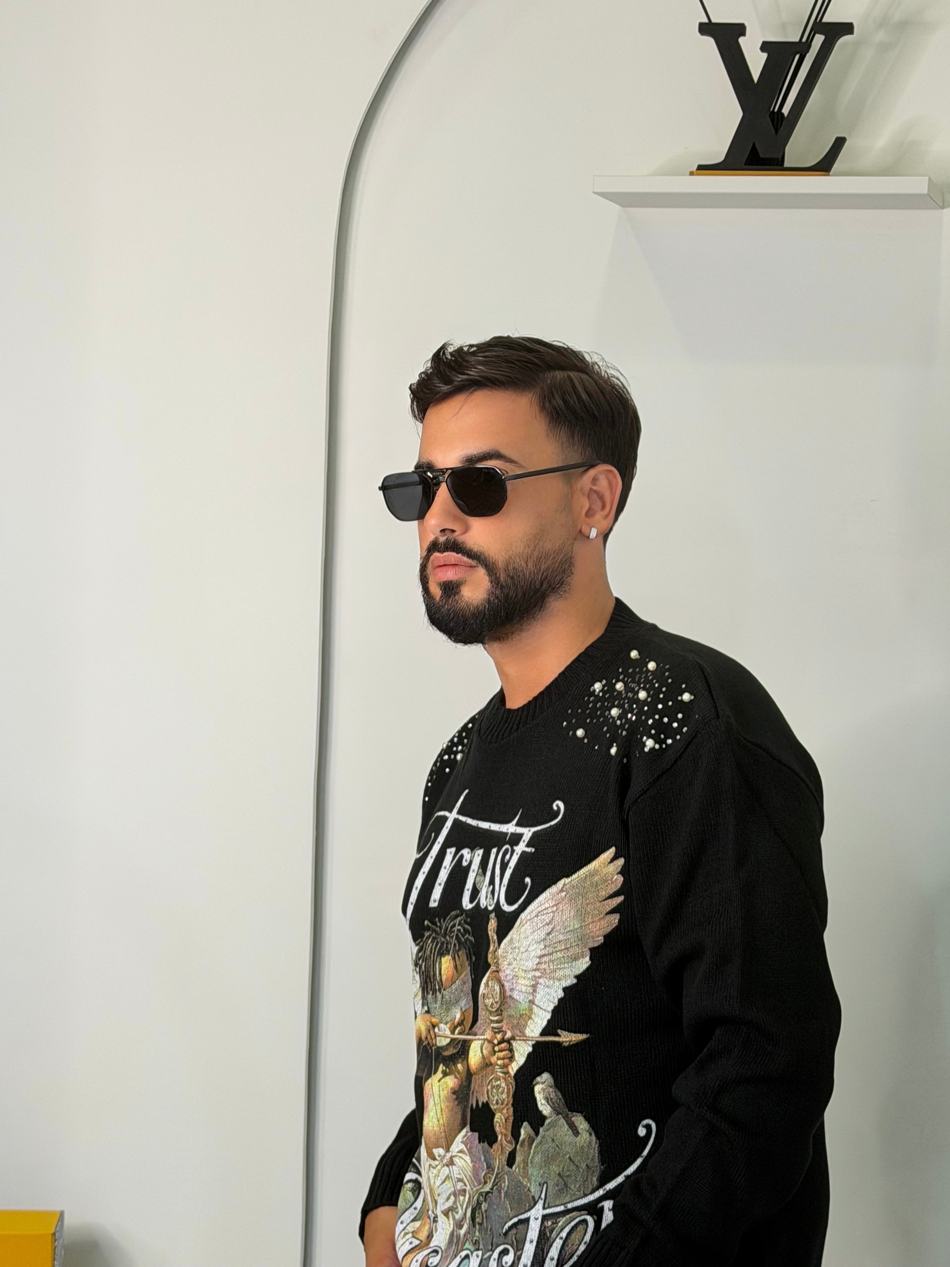 Maglione Oversize Trust con Perle e Grafica Vintage