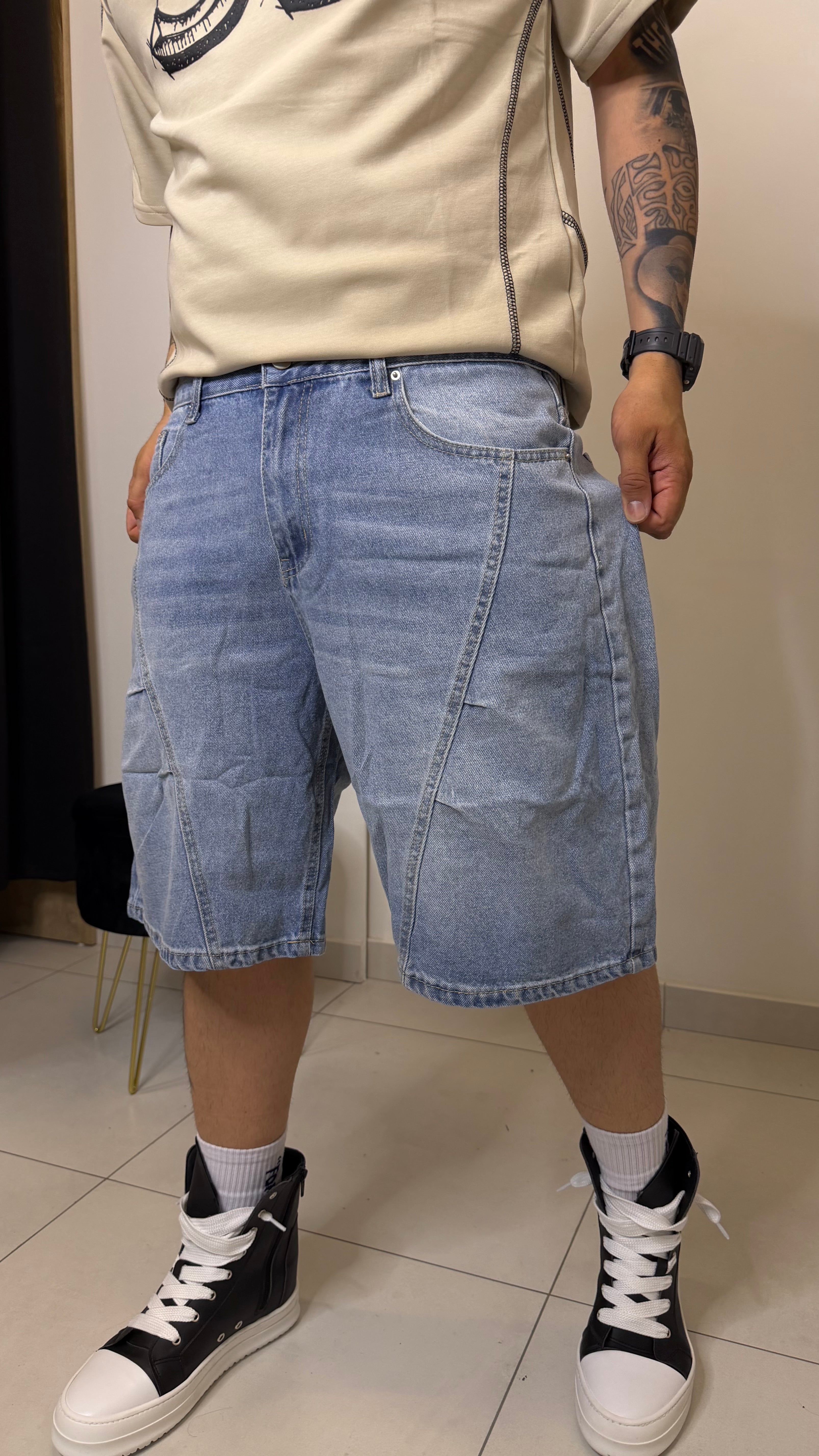 Pantaloncino baggy fit con riga