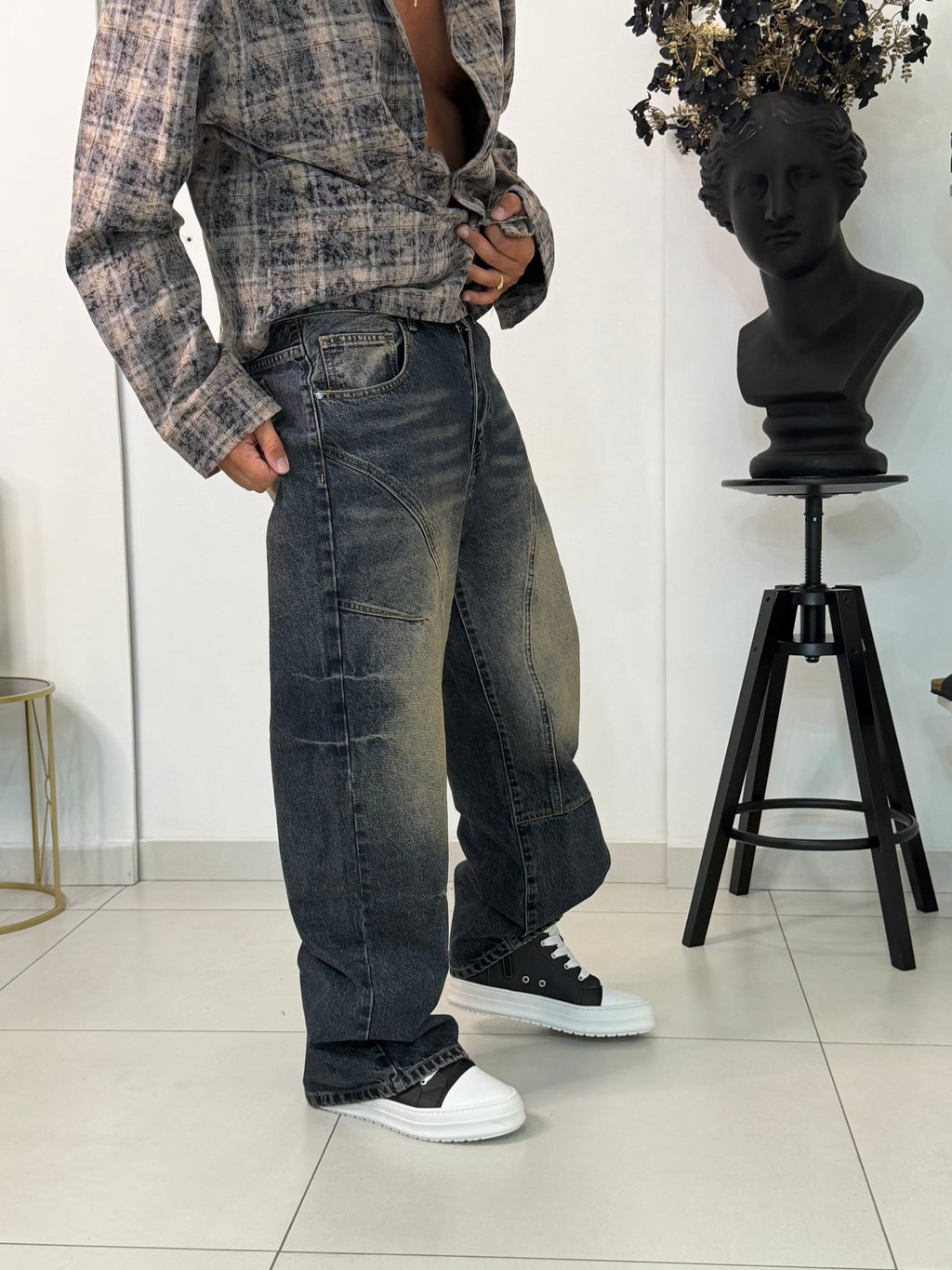 Jeans Baggy Effetto Scolorito con Tagli Ergonomici