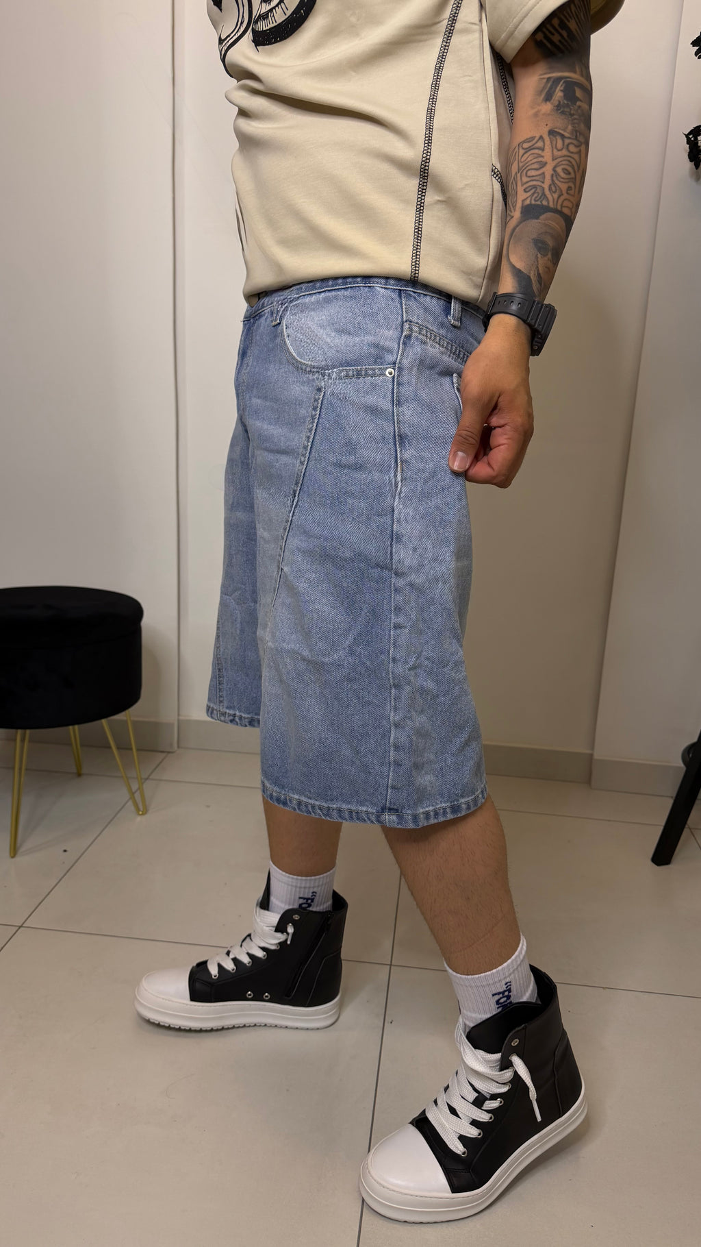 Pantaloncino baggy fit con riga