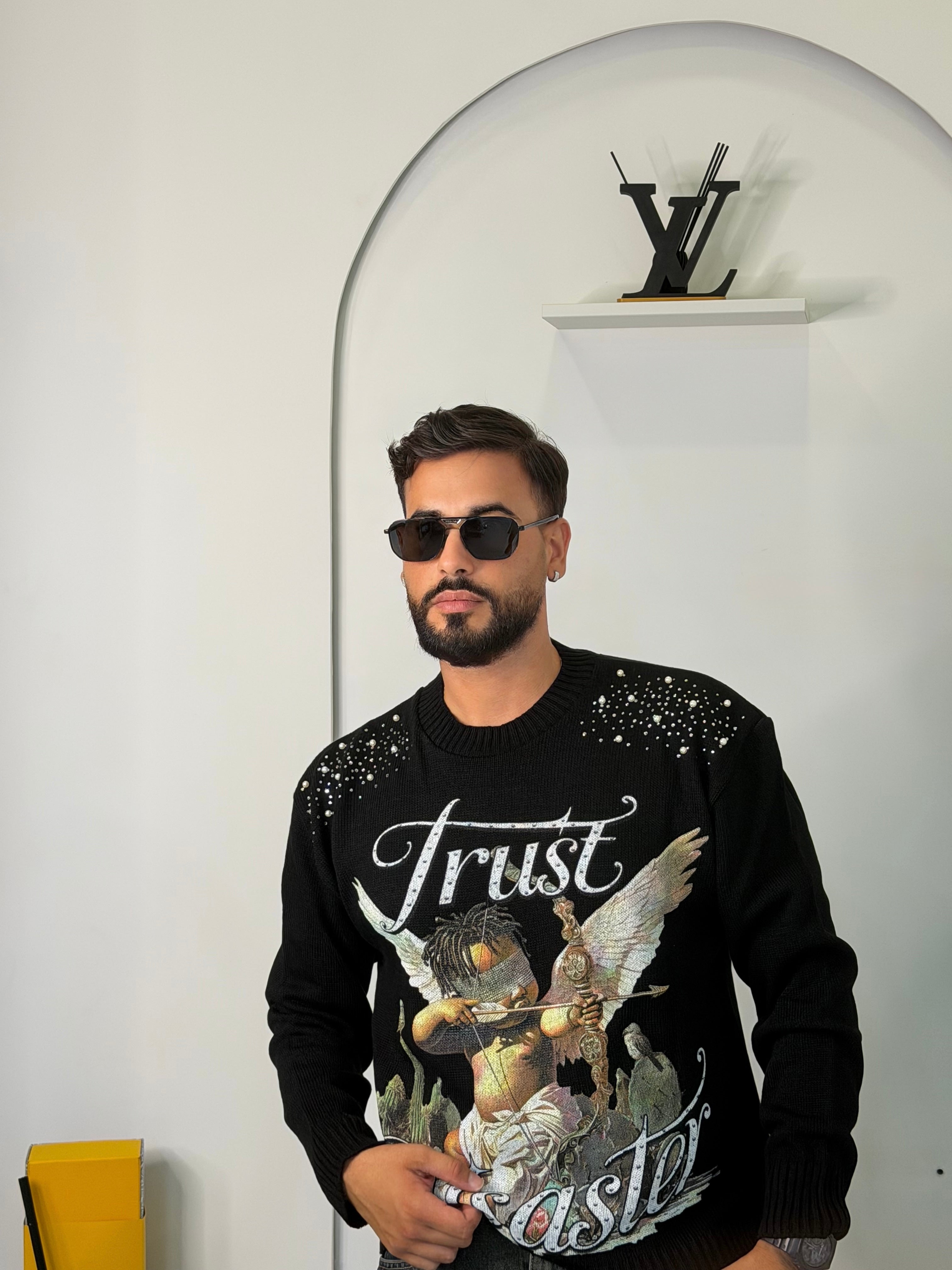 Maglione Oversize Trust con Perle e Grafica Vintage