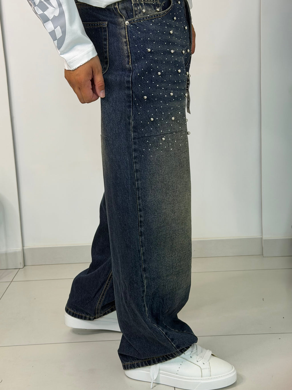 Jeans Baggy Denim Scuro con Perle Applicate ed Effetto Vintage