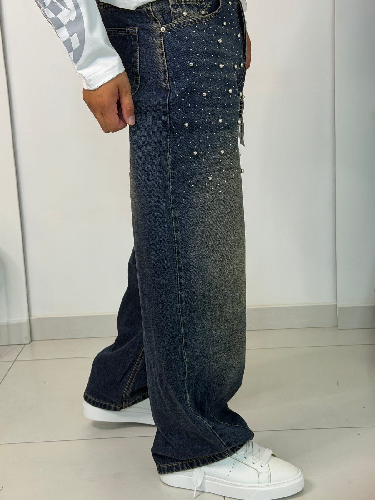 Jeans Baggy Denim Scuro con Perle Applicate ed Effetto Vintage