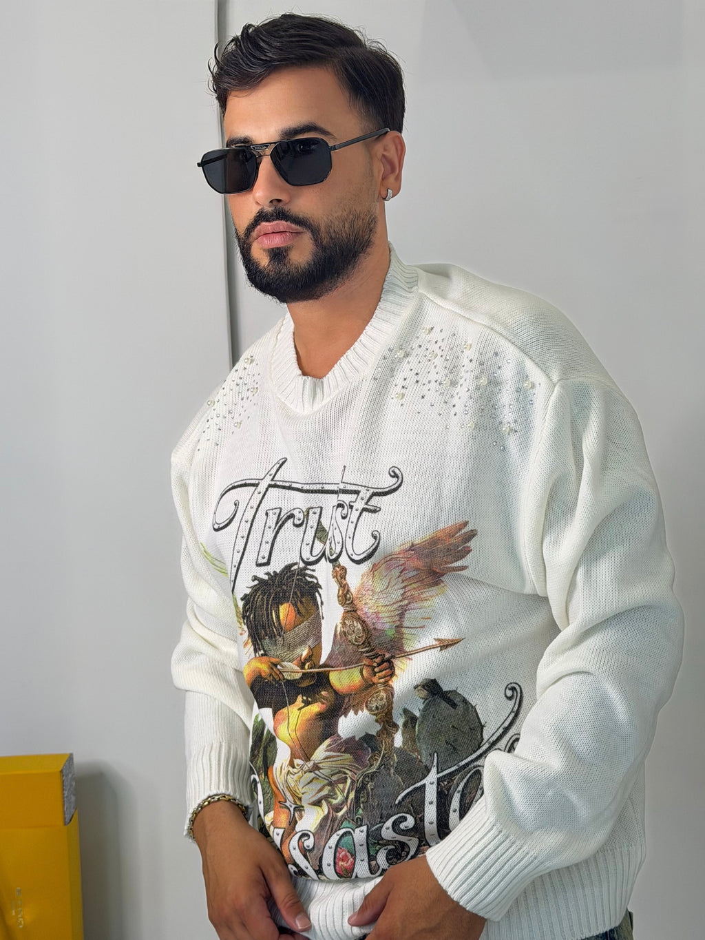 Maglione Oversize Trust con Perle e Grafica Vintage