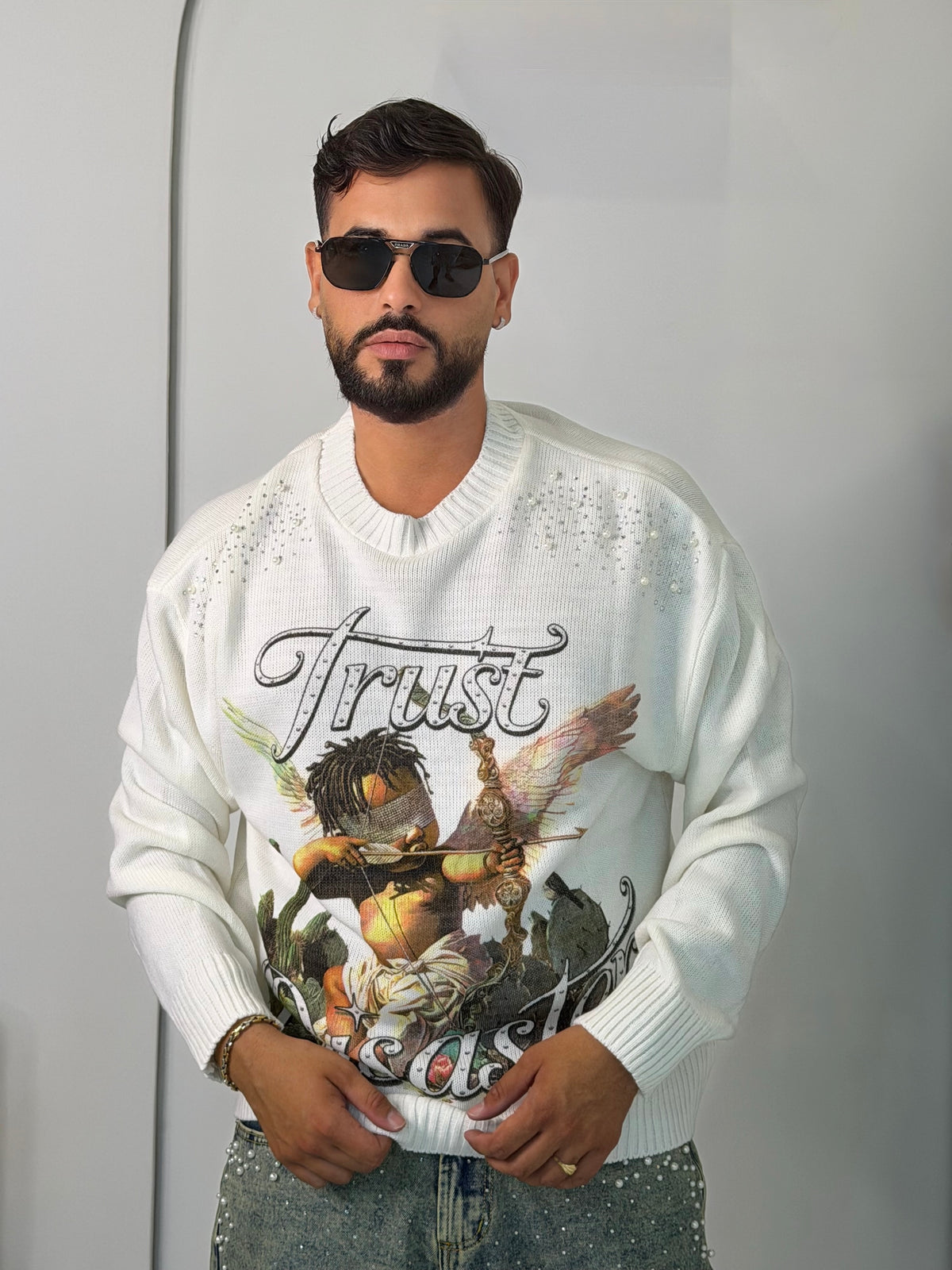 Maglione Oversize Trust con Perle e Grafica Vintage