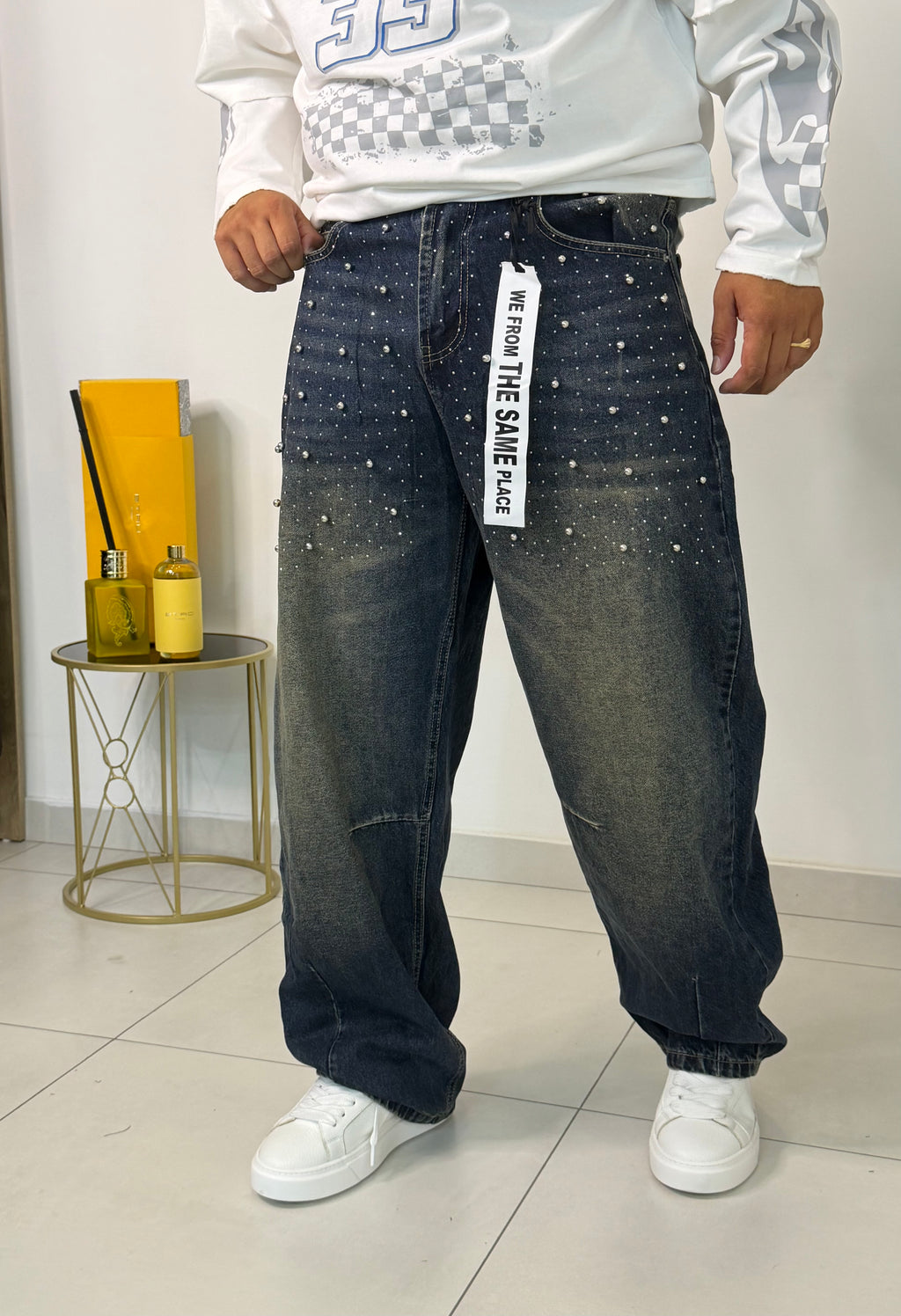Jeans Baggy Denim Scuro con Perle Applicate ed Effetto Vintage